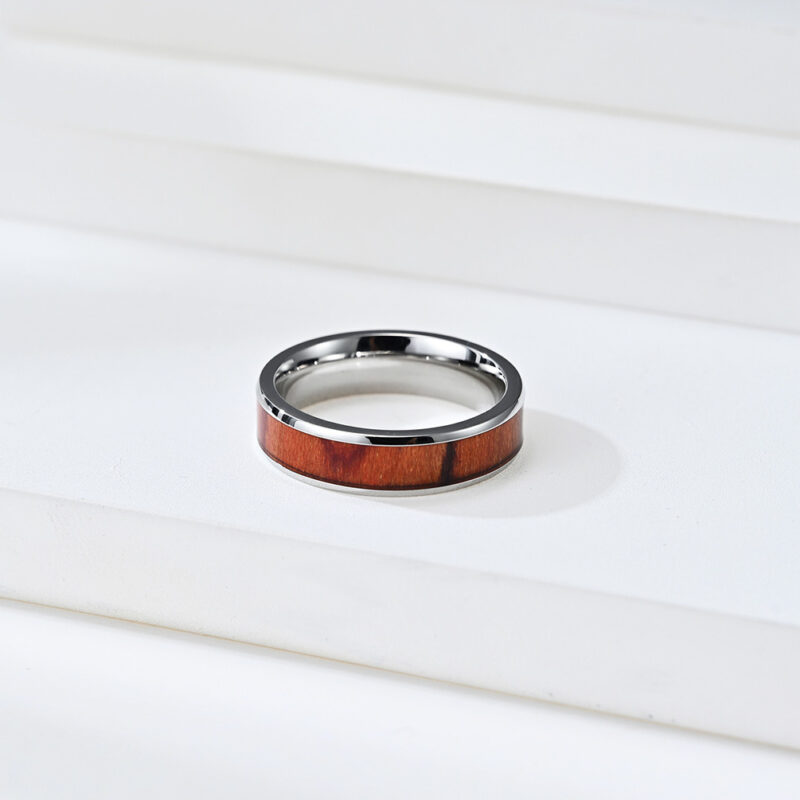 Кольцо с деревянной вставкой